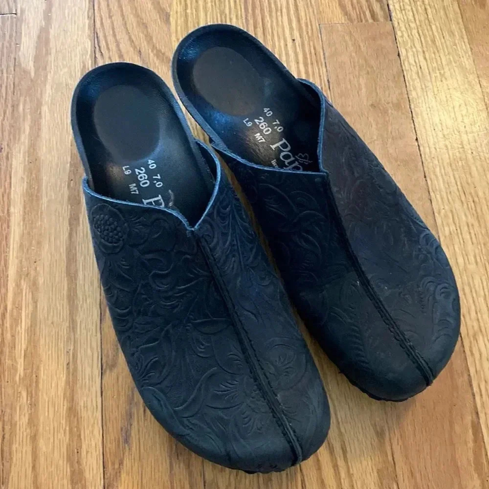 Papillion sz 40 or US 9 black embossed floral black leather great pre owned cond